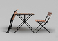 Un Tableau et deux chaises ont placé le pliage en bois de cadre en métal de dessus de jardin extérieur